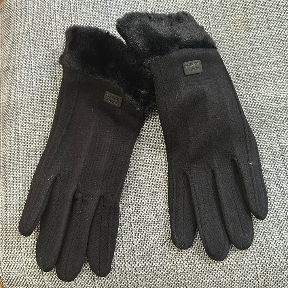 New black soft gloves, with touch feature, compatible with touch screens